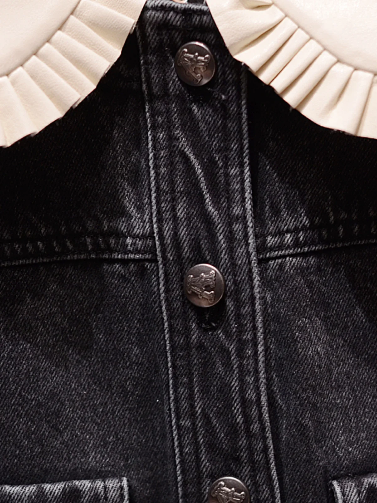 เสื้อแจ็คเก็ตยีนส์คอปกตุ๊กตา ดีไซน์เก๋ กระดุมเดี่ยว สไตล์สปริงใหม่ เสื้อคลุมผู้หญิงทรงตรง แขนยาว เหมาะสำหรับใส่ไปทำงาน