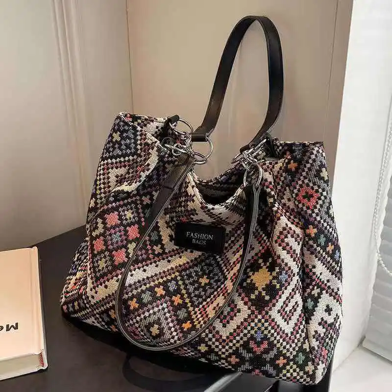 حقيبة كتف عصرية ذات سعة كبيرة على الطراز العرقي لعام 2026 مصنوعة من القماش مناسبة للتنقل في المكتب وملابس غير رسمية للنساء