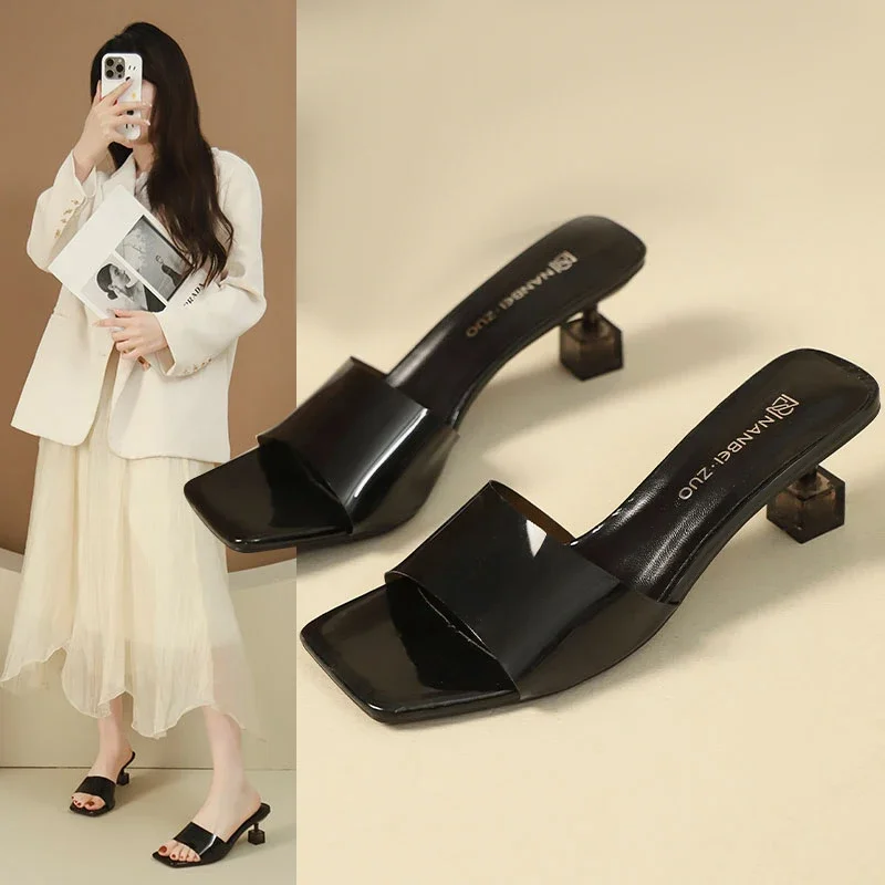 

Женские сандалии и тапочки из лакированной кожи, новинка лета 202, новинка лета на тонком каблуке с квадратным носком, верхняя одежда, шлепанцы, сандалии на высоком каблуке