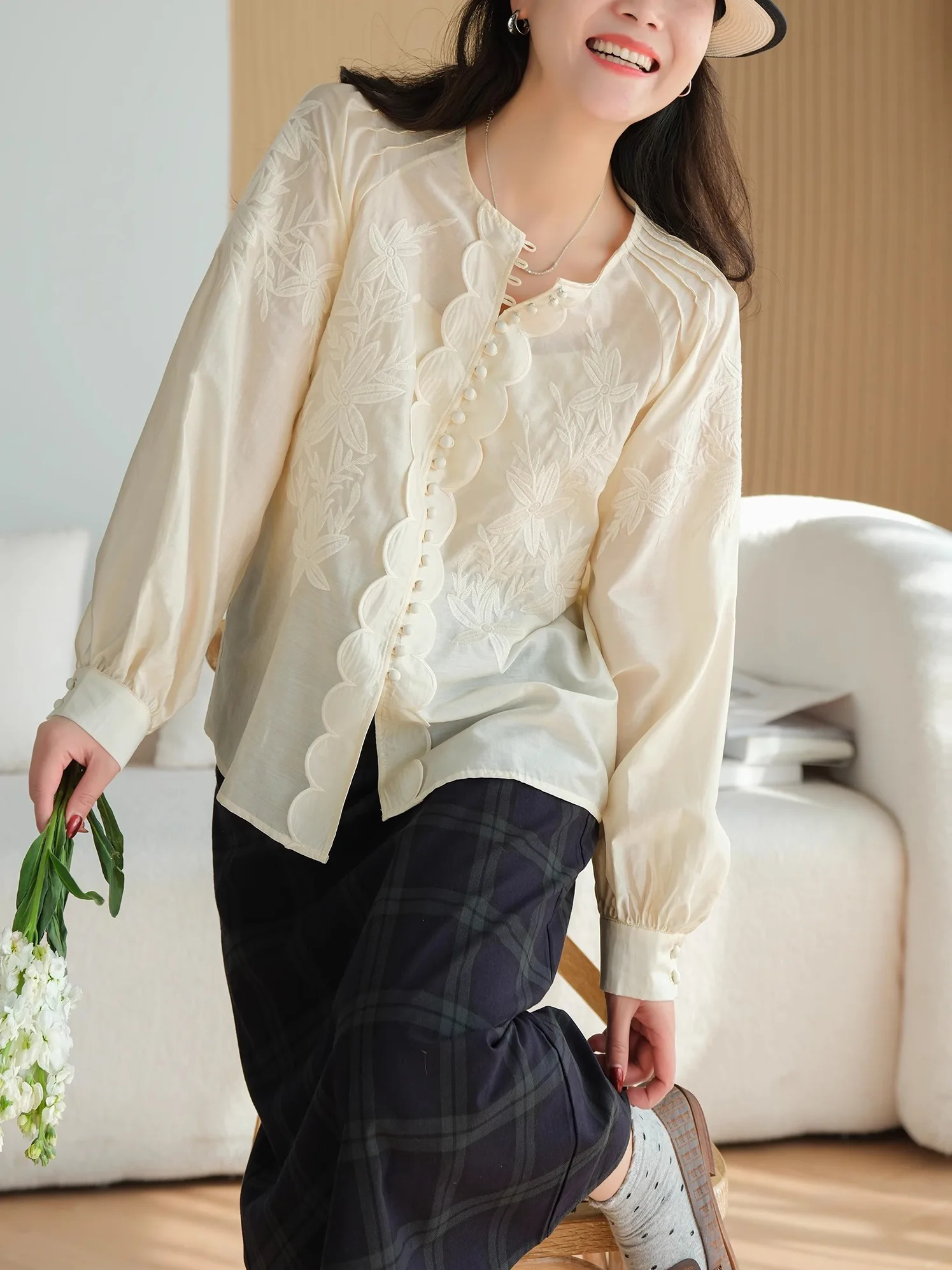 

New Chinese Sle Embroidered Heavy Work Silk ell oulder Women's irt Loose Fit Long Sve round Ne Button Closure