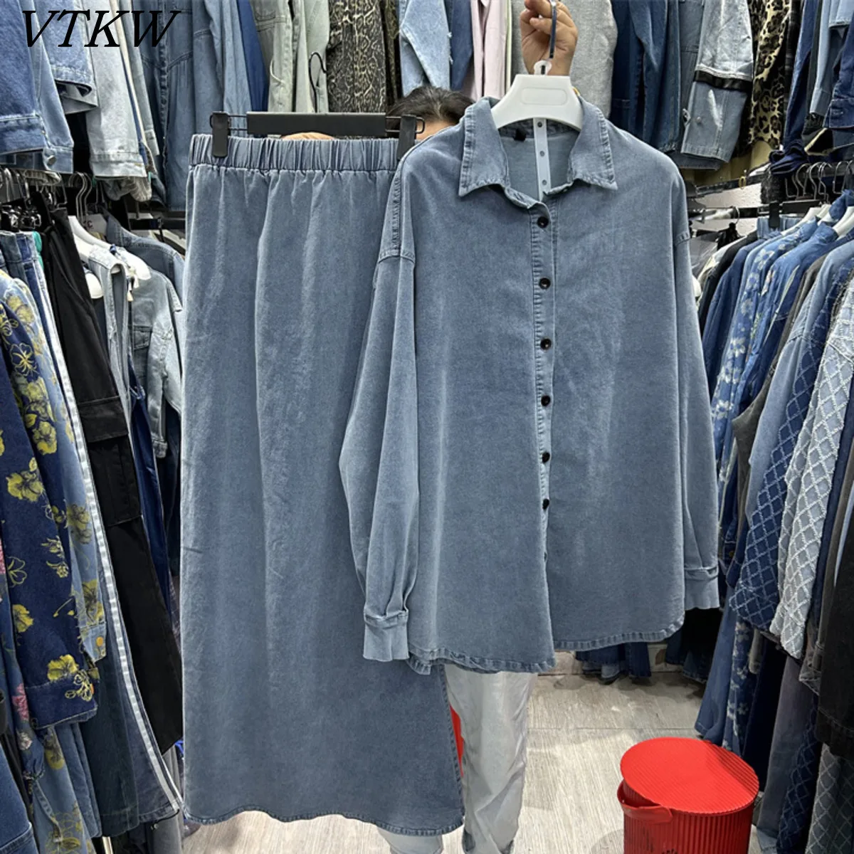 

VTKW 2025 Новый женский джинсовый комплект из двух предметов, рубашка на пуговицах с завязкой на талии и эластичной юбкой, повседневный винтажный шикарный осенний наряд