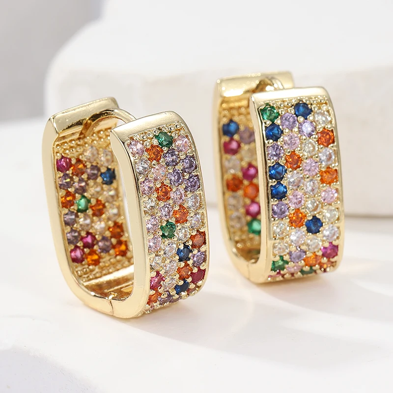 U-förmige goldene Ohrringe, hochwertige Damen-Creolen mit mehrfarbigen Zirkonia-Einlagen, exquisiter Luxus-Schmuck.