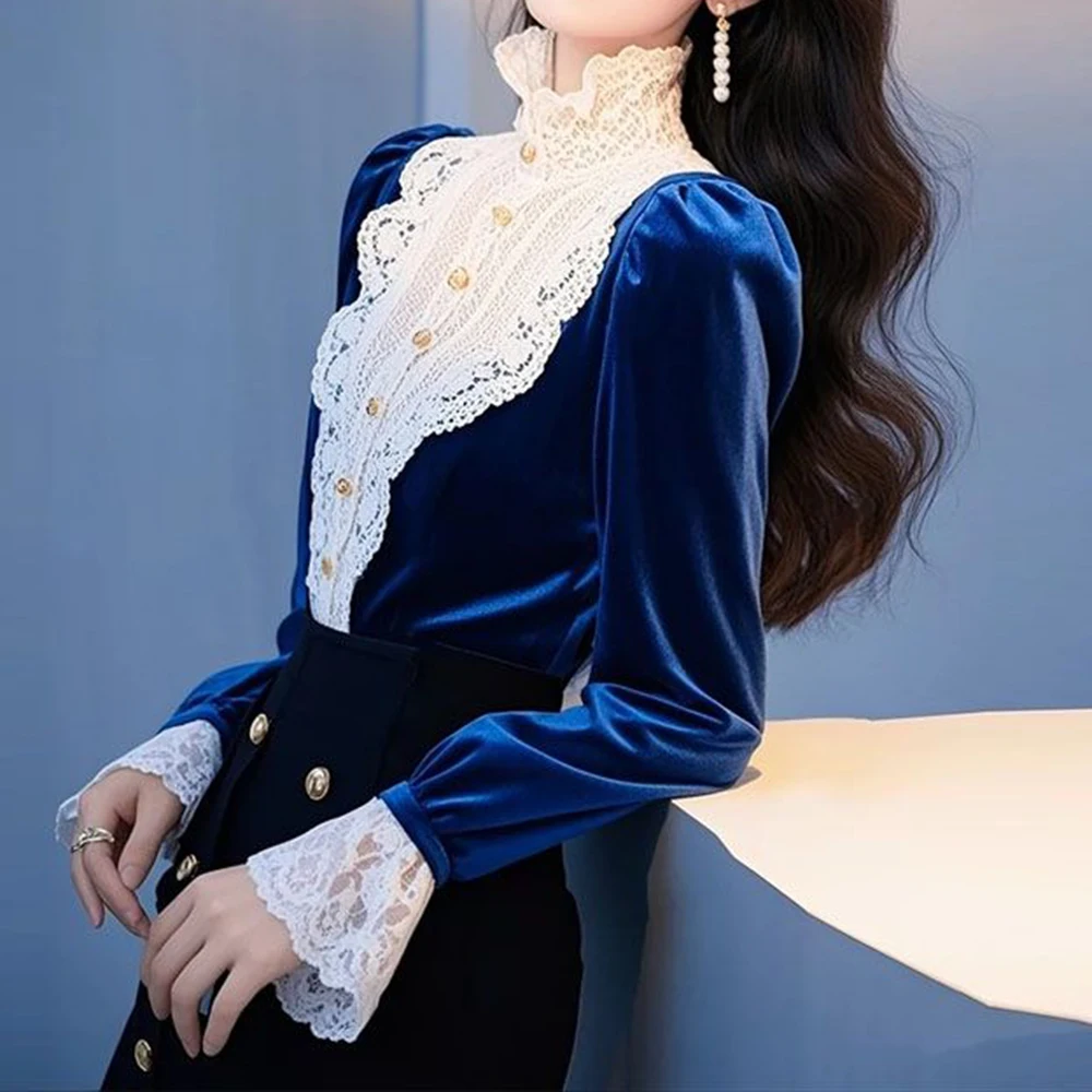 Unieke blauwe fluwelen top dames 2025, lente buitenlandse stijl, slanke afslankende kanten stiksels, binnenbasislaag