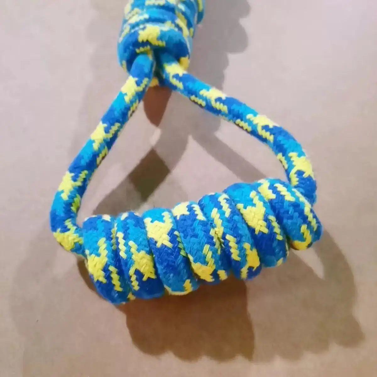 Bungee-Schlepper-Spielzeug für den Außenbereich, Hundespielzeug zum Aufhängen von Bäumen für kleine bis große Hunde, interaktive Übungsspielschnur und Haltegurt mit Kaugeil – Detail 9