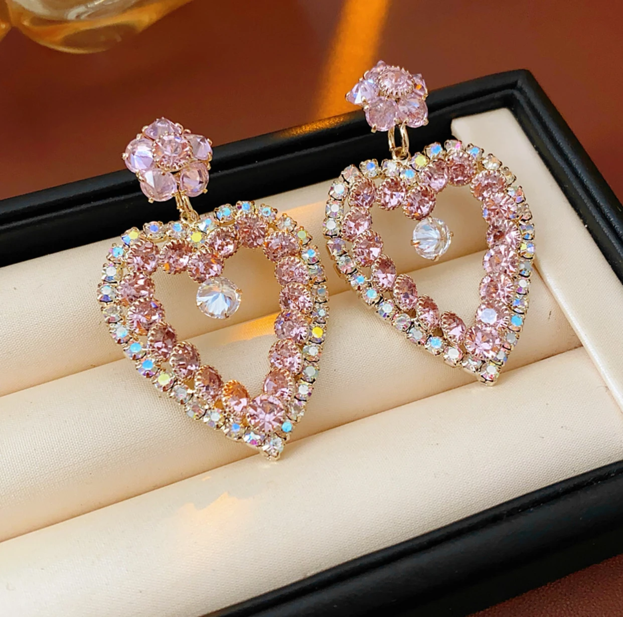Luxurious colored hollow heart pendant earrings, exaggerated, exquisite, high-end earring, fashionable temperament, versatile