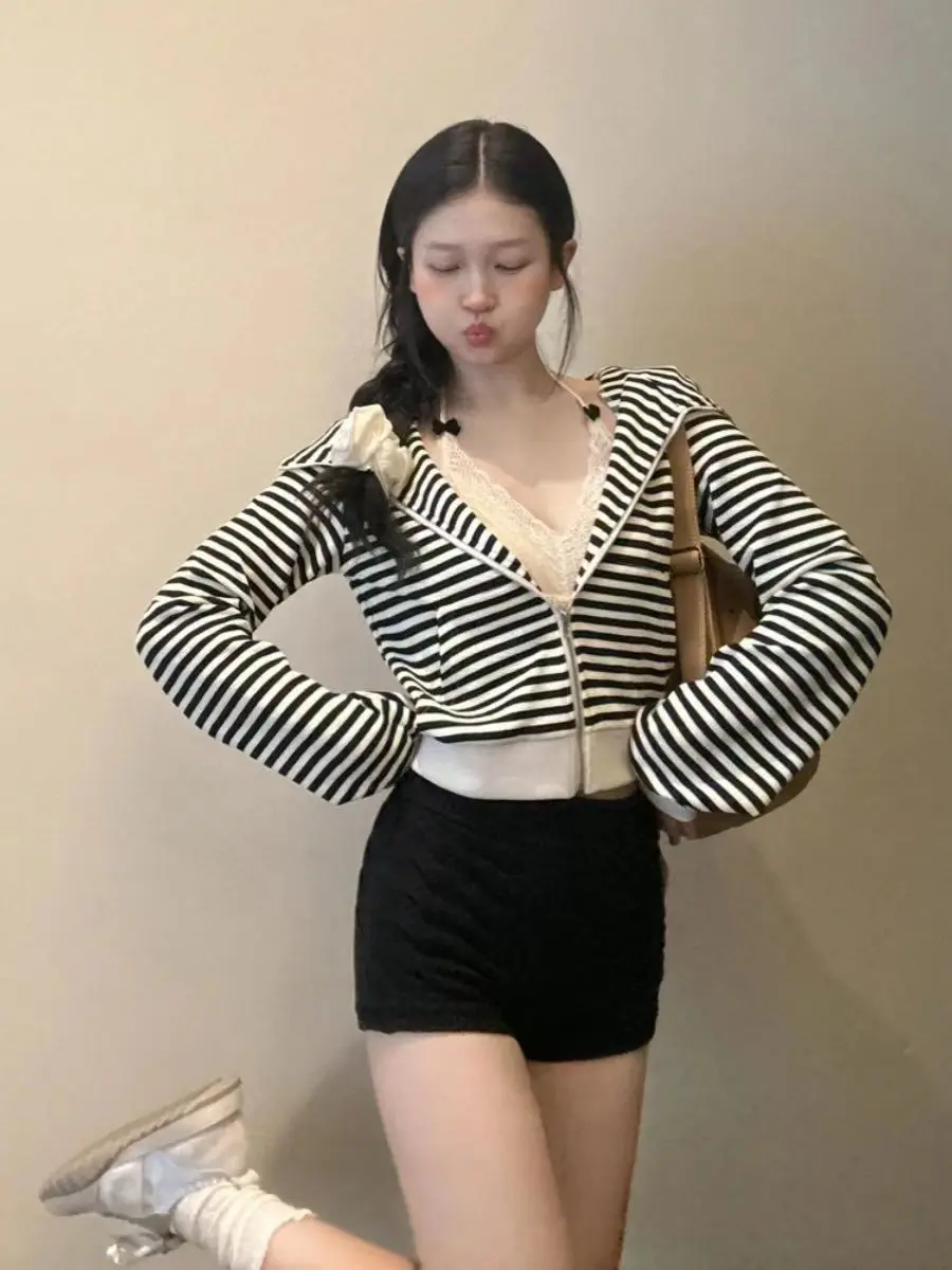 Damen-Kapuzenpullover mit Kapuze und Reißverschluss. Geeignete Schichtung. Tragen Sie Material. Dicker Reißverschluss. Sportliche Basics. Drucke bestickt