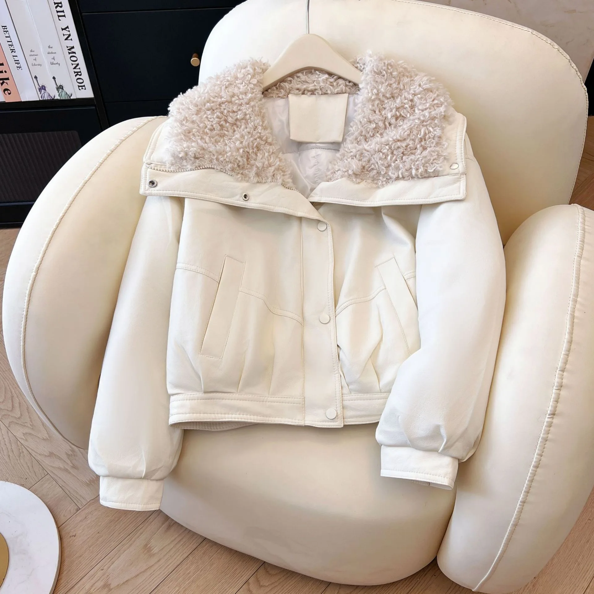 Chaqueta corta acolchada de algodón y piel de cordero versátil para mujer con cuello de piel para invierno abrigo forrado de PU nueva moda prendas de vestir exteriores