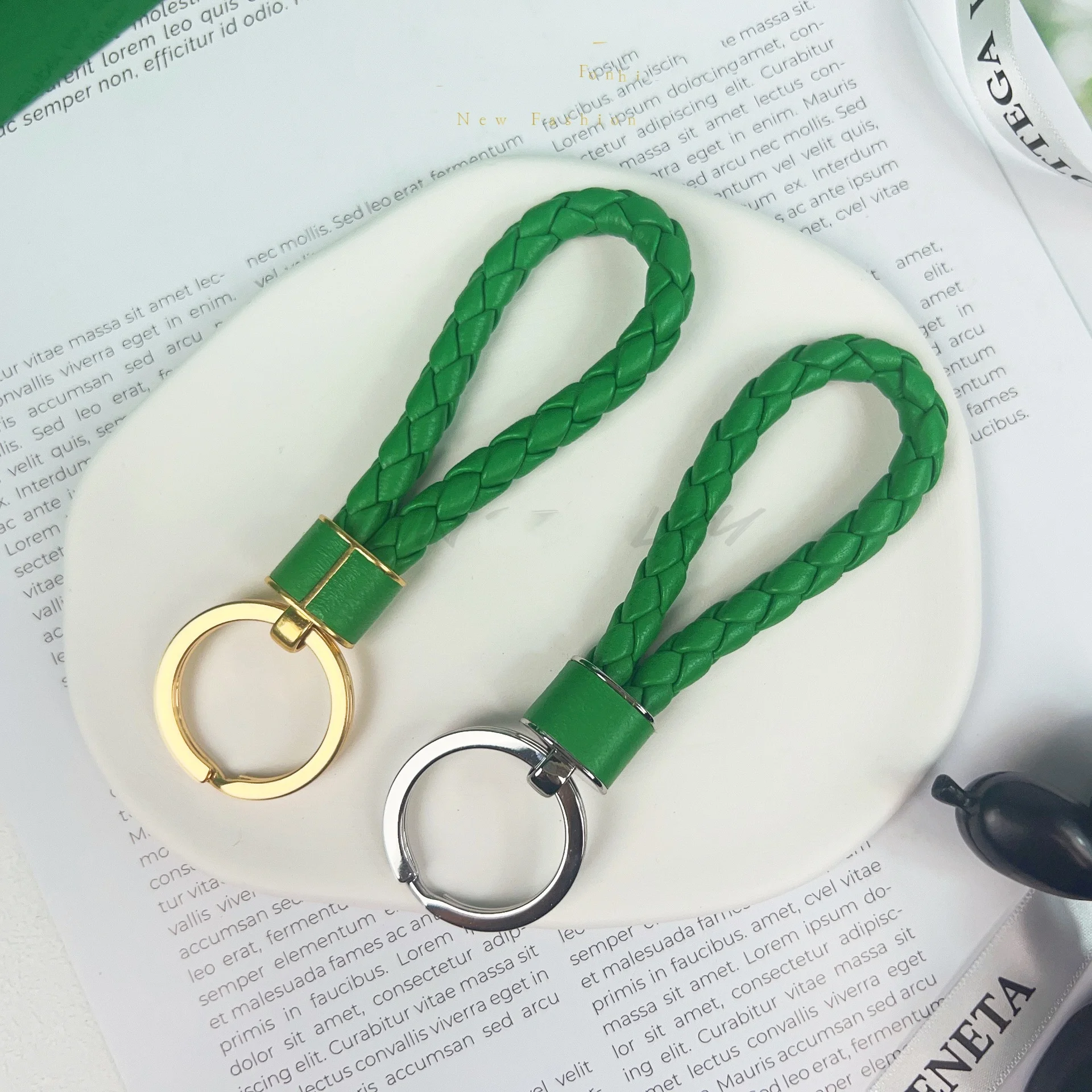 new-leather-woven-bag-charm-pandent-keychain-for-men-and-women-luxury-personalized-gift-car-key-ring-stylish-accessory