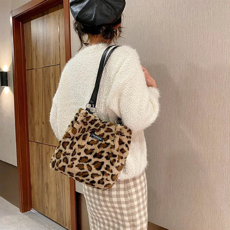 Winter Plush Mini Bag New Leopard Print Lable Shoulder Bucket Bags for Women Hasp Larger Capacity Velvet Shopper Underarm Bag