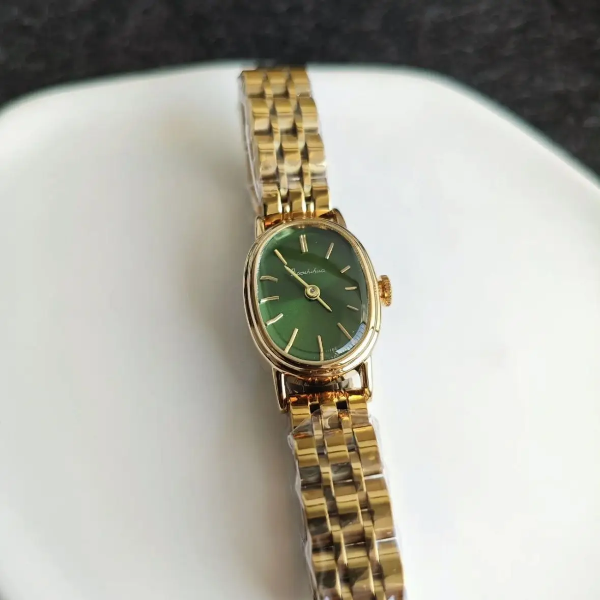 Нишевые легкие роскошные золотые средневековые женские часы, простые ретро-темпераментные маленькие циферблаты, стальной ремень, универсальные кварцевые часы