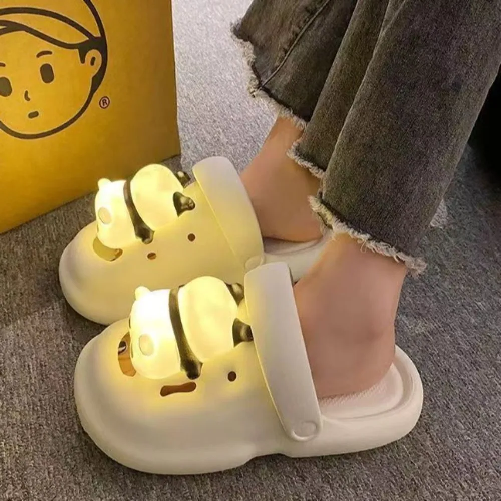 

Универсальные светящиеся тапочки с героями мультфильмов, женские тапочки с подсветкой и 3D животными, пандой на толстой подошве, шлепанцы на платформе в стиле аниме, сандалии, домашняя одежда