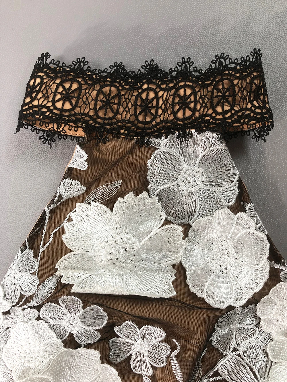 Modphy 2025 Nuovo fiore ricamato Halter Abito lungo da donna Sexy senza maniche Backless a vita alta A-Line Party Dress