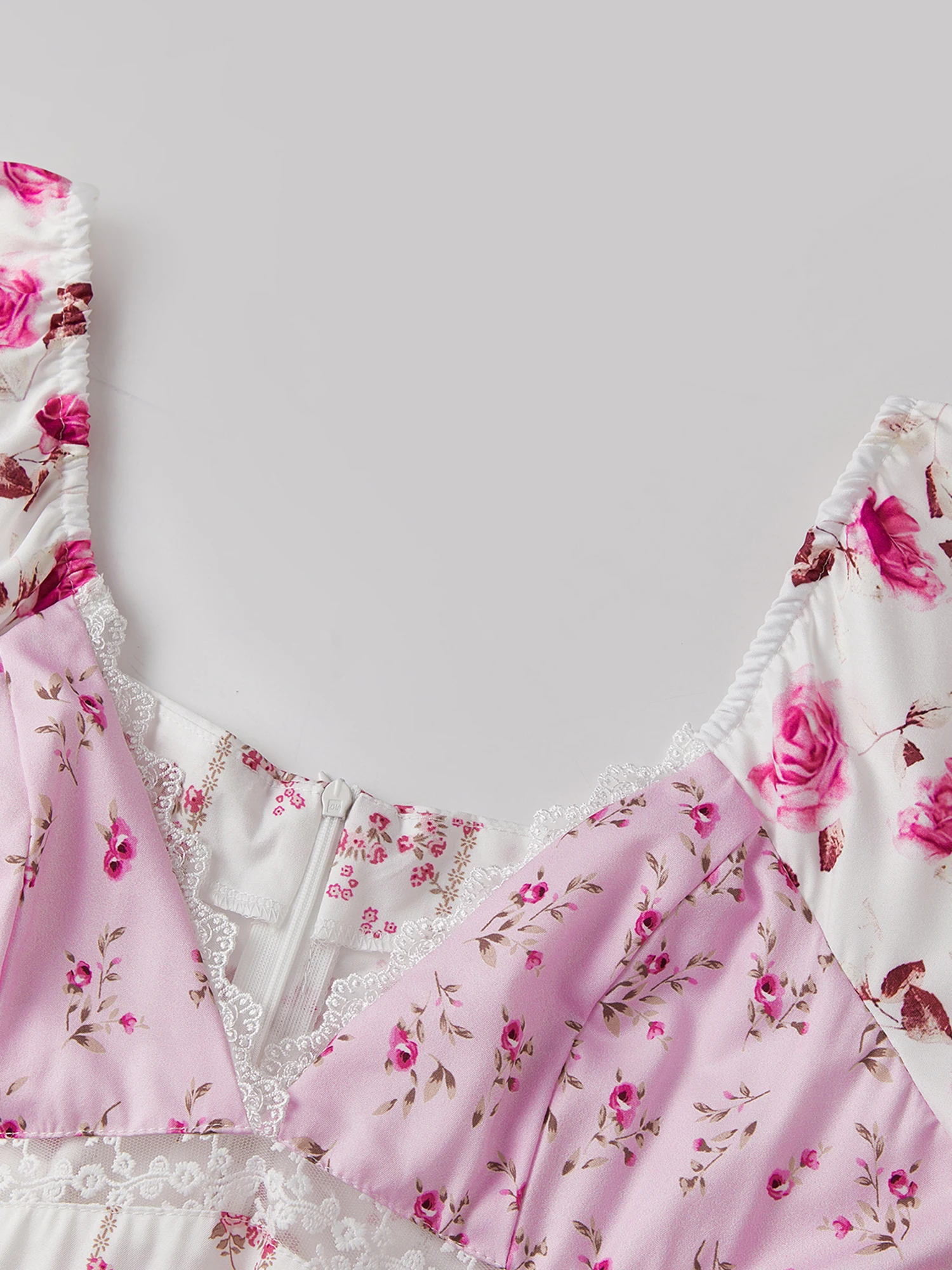 فستان نسائي طويل بوهو شيك بطبعة زهور ورقبة على شكل حرف V وأكمام قصيرة مثالي للحفلات الصيفية وليالي التاريخ