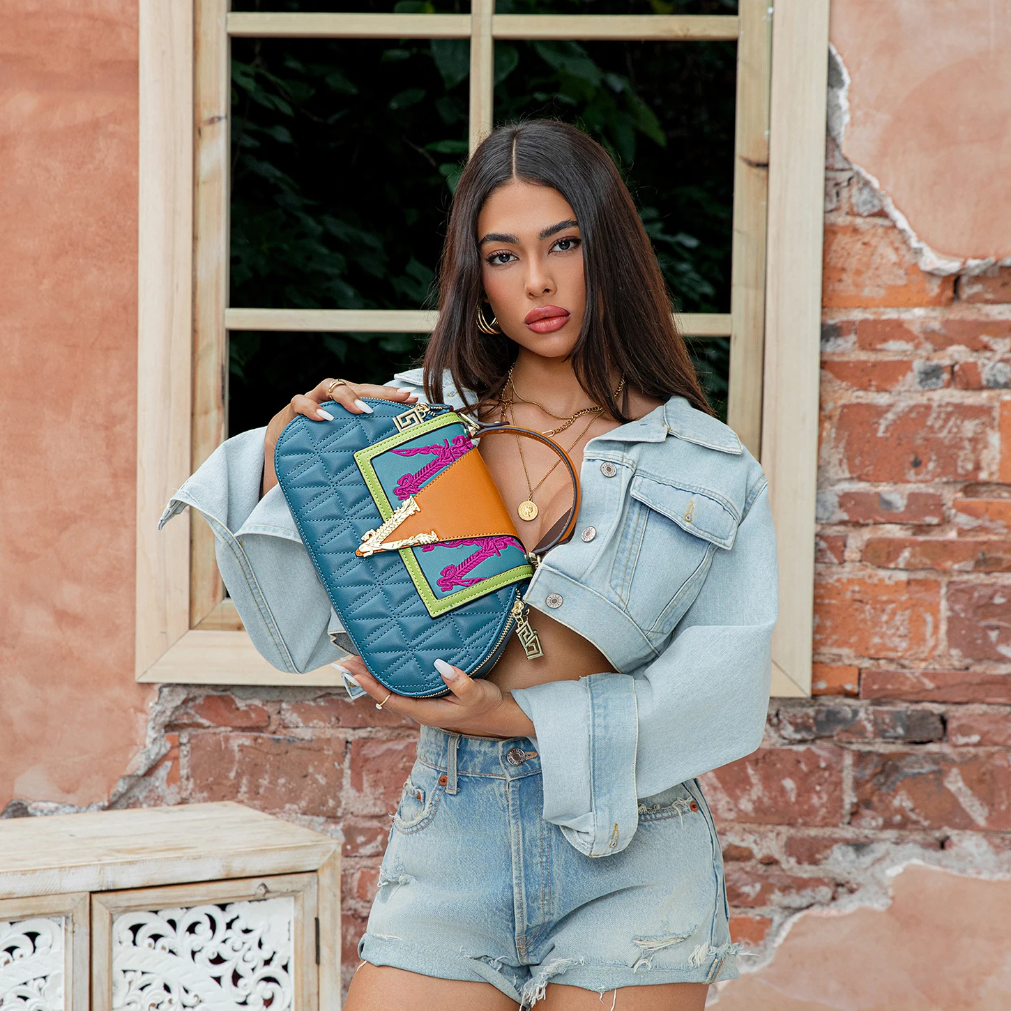 حقائب يد فاخرة عالية الجودة وفعالة من حيث التكلفة من البولي يوريثان حقيبة يد نسائية على شكل حرف V بألوان متباينة حقيبة كروس ذات نوعية جيدة