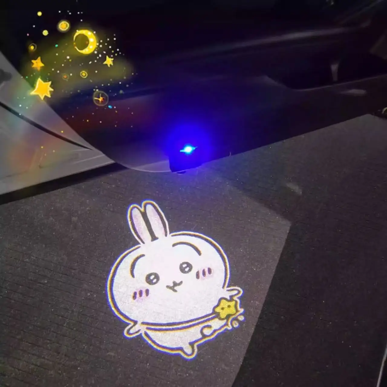 Luz de Boas-Vindas Sem Fio Kawaii Chiikawa Usagi para Carro, Lâmpada Projetora de Solo com Sensor Automático, Luz de Projeção LED, Decoração para Veículos, Presente
