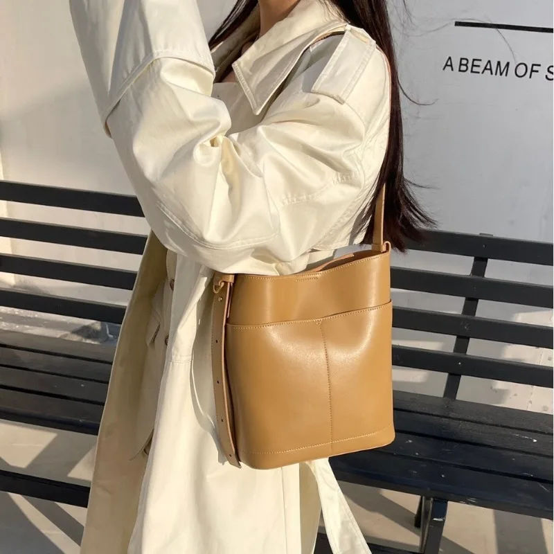 

Women's Bag 2024 New Minimalist Commuter Bucket Bags Underarm Wide Shoulder Strap Crossbody Tote Solid Large Capacity Bolsas