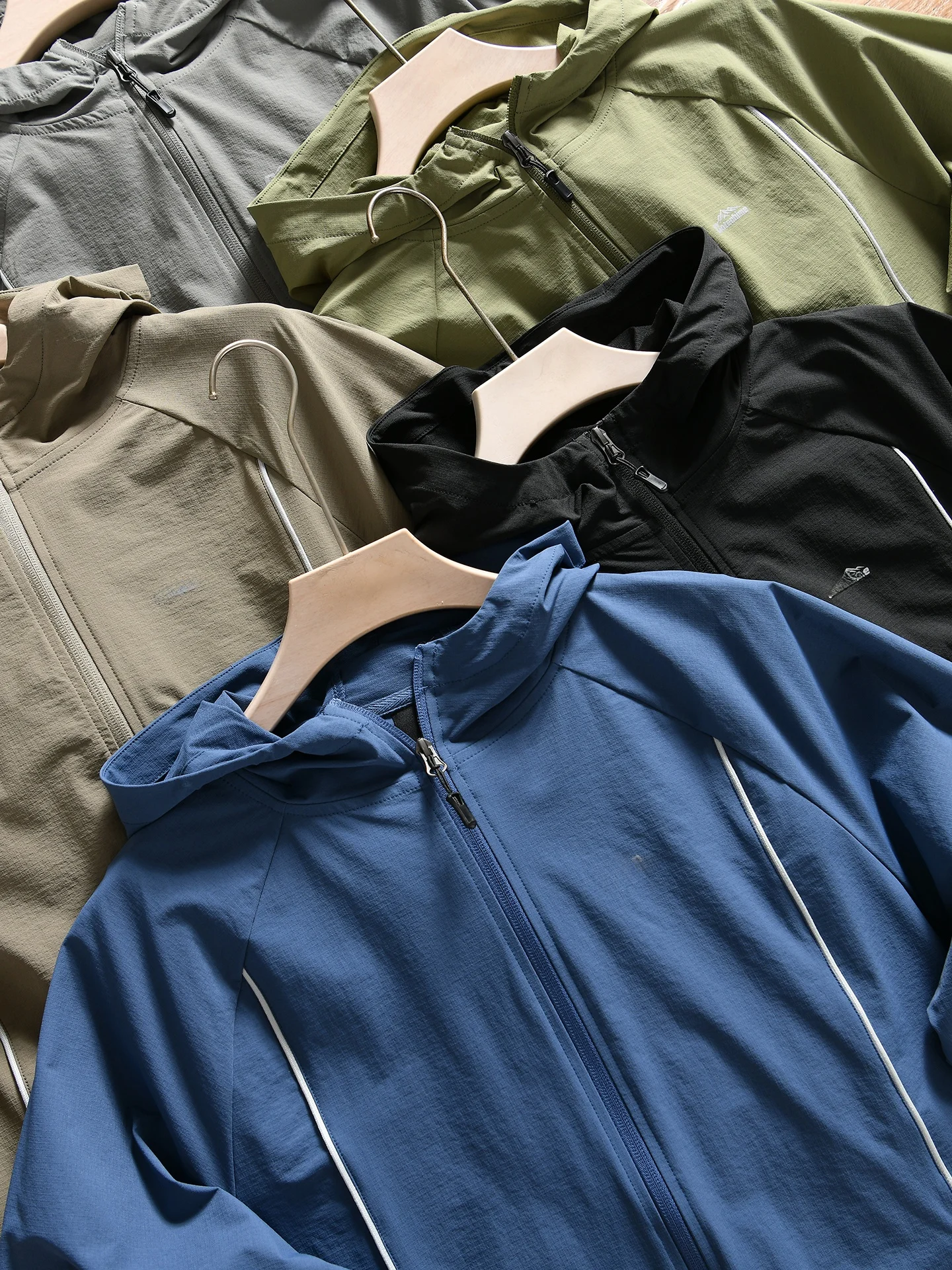 Men's Outdoor Lightweight Hooded Jacket Windproof Water-resistant Four-way Stretch Autumn Sporty Style Standard Fit Polyester...
