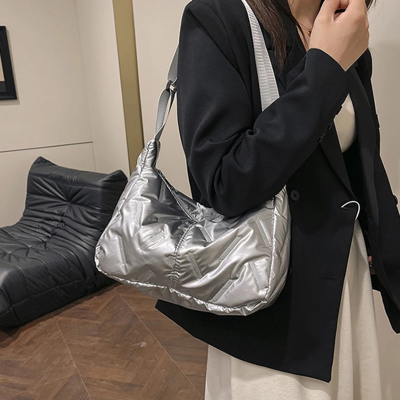Mode Puffy Hobo Bag Daunen Tote Handtaschen Frauen Stepp Tote Tasche Große Kapazität Gepolsterte Schulter Tasche Casual Winter Pendeln Tasche – Detail 7