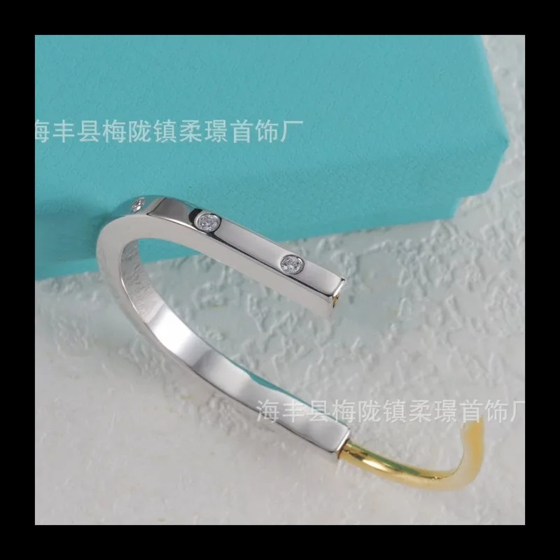 

Высокая версия двухцветного браслета Корейская версия Изысканный простой легкий роскошный нишевый браслет Поставка партии