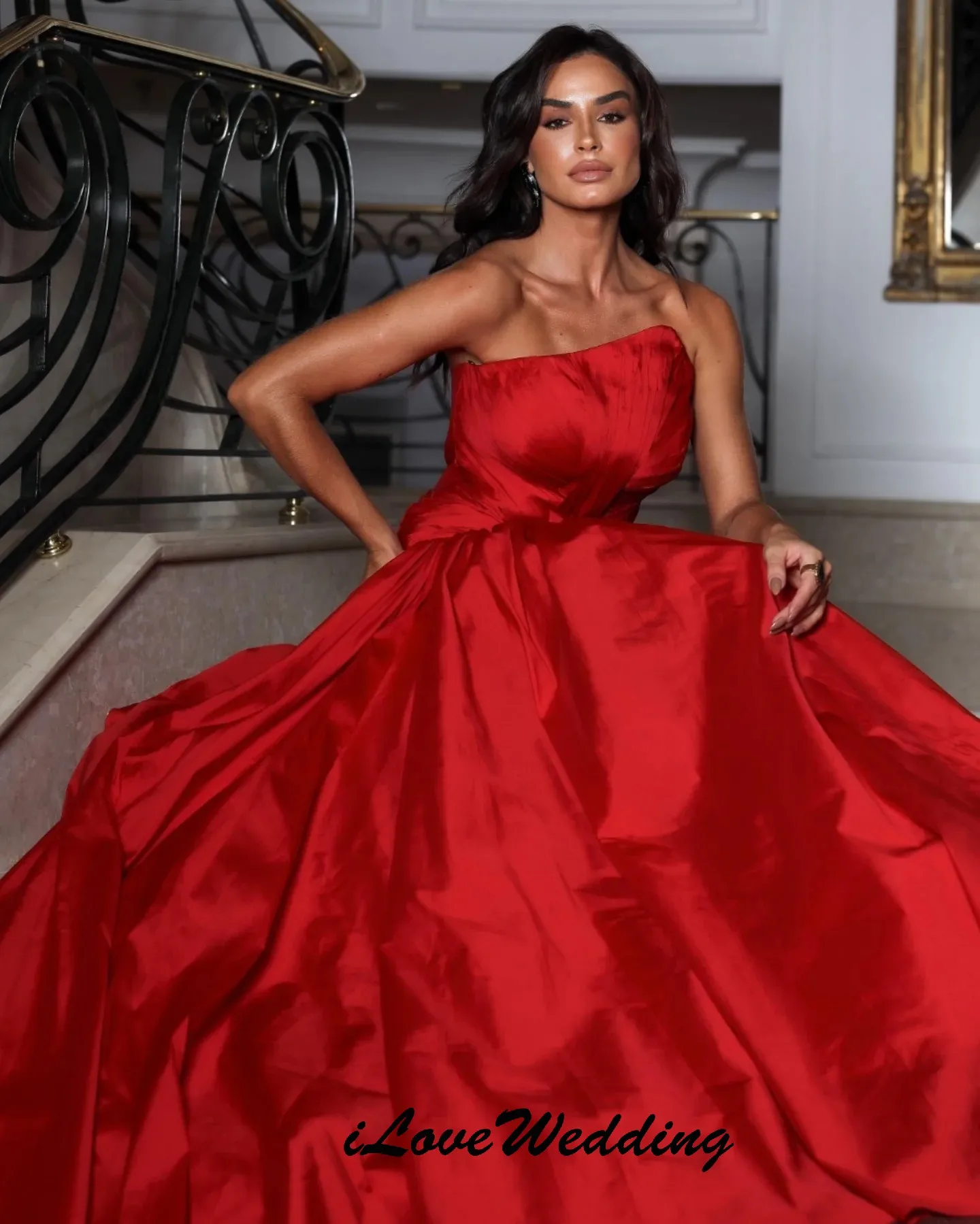 فساتين سهرة أنيقة بدون حمالات 2025 فستان حفلات الزفاف الأحمر للمرأة فساتين لحضور الحفلات الموسيقية سويب تراين بدون أكمام رسمي مخصص