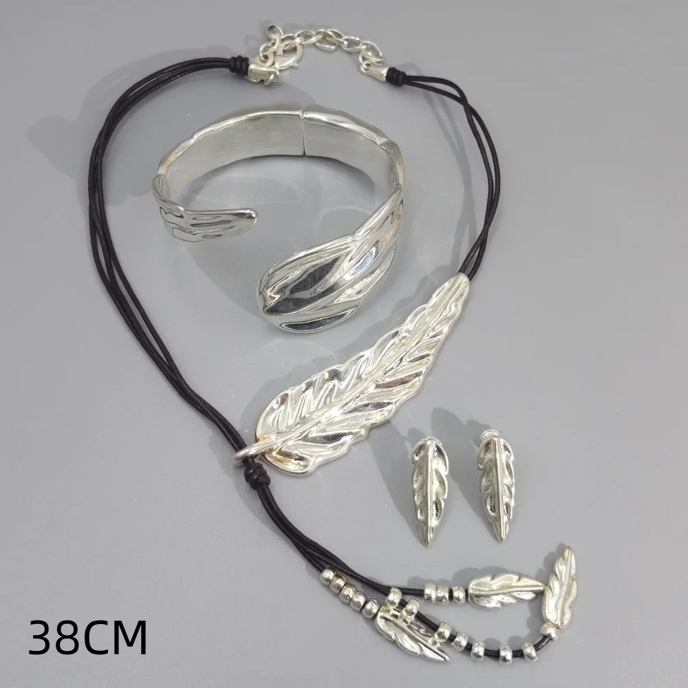 2026 Spain Creative Design Sense Gold Silver Feather Jewelry Three Piece Fashion Gift Set