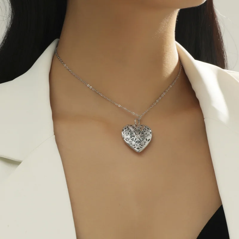 

2025 The Latest Heart-shaped Necklace Love To Play Open A Small Photo Korean Female Hollow Box Necklace With Flower