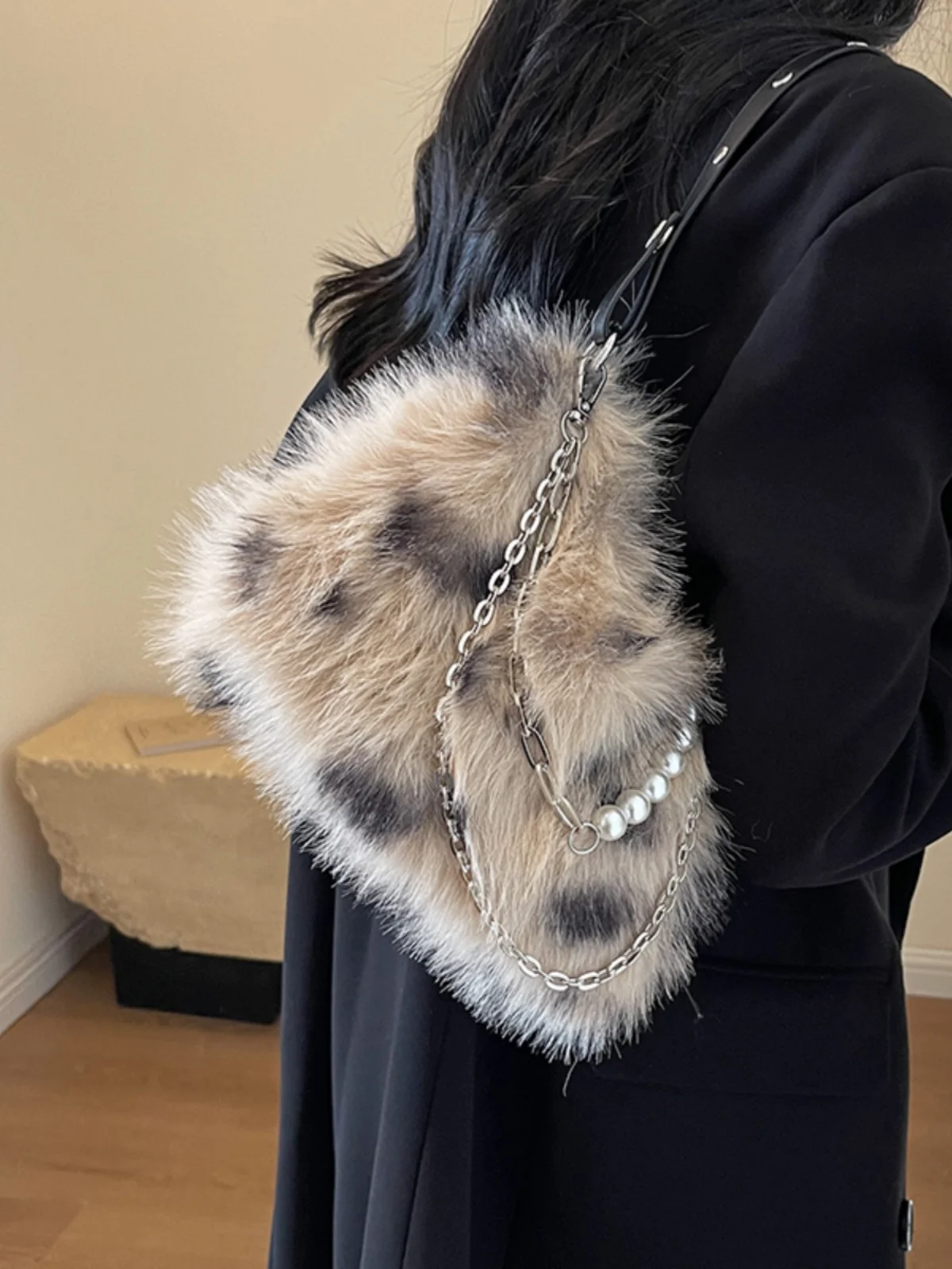 2023 Women\'s Plush Shoulder Bags Female Autumn Winter Underarm Bag Leopard Pattern Fluffy Pearl Chain Totes Lady Small Purses