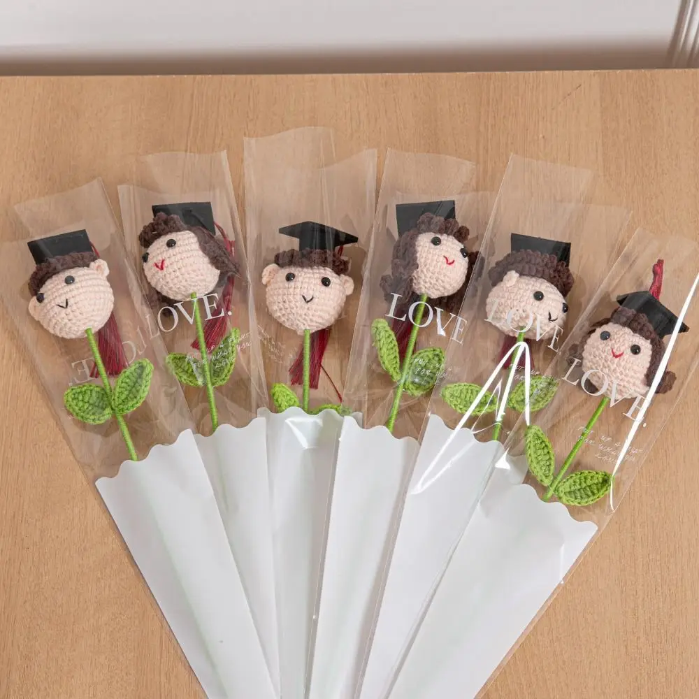 Doktorhüte, Abschlussfeier, gestrickte Blume, handgewebtes Garn, künstlicher gewebter Häkelblumenstrauß, Häkeldesign, gestrickte Blume