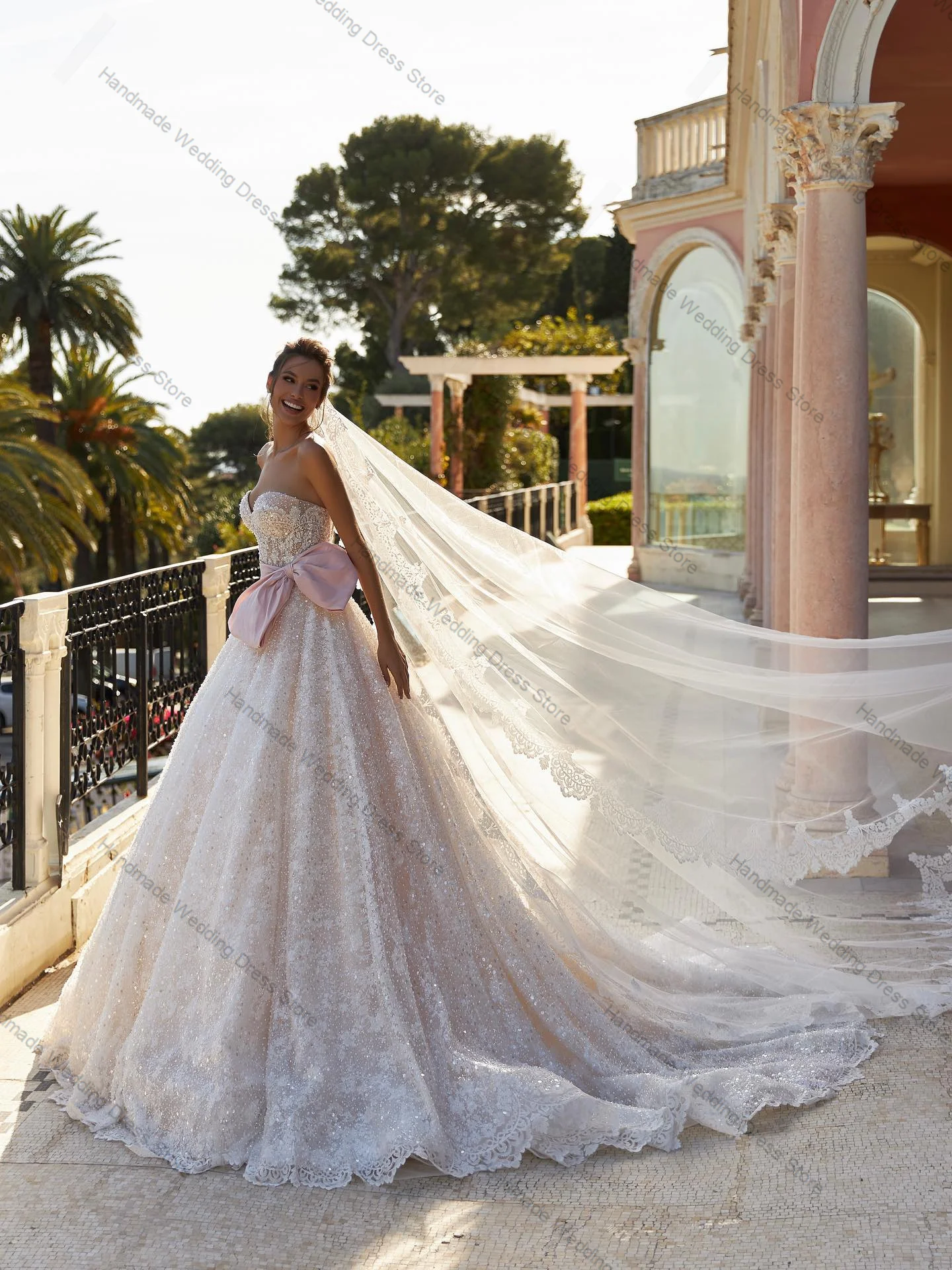 Abito da sposa glitterato con fiocco in cristallo lucido, sexy, con scollo a cuore, senza maniche, linea ad A, abito da sposa personalizzato con lacci sul retro, abito lungo da chiesa