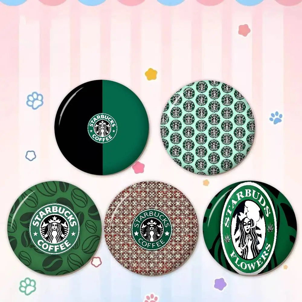 Broche de Lata Artesanal de 58mm com Logotipo Starbucks e Ícone de Figura de Anime, Estiloso e Fofo, para Mochilas, Roupas, Adorno de Peito e Presentes