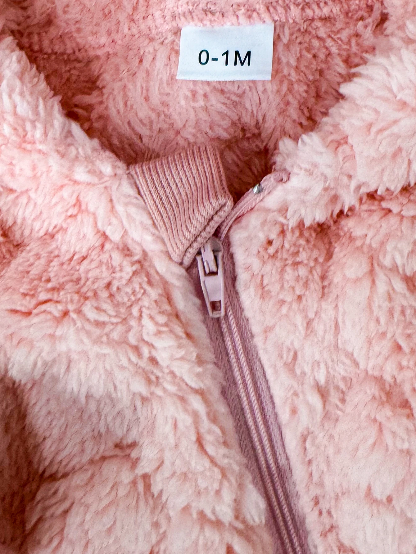 Pelele rosa esponjoso para bebé con capucha, traje suave y cálido para otoño e invierno, estilo callejero que agarra la atención para bebé