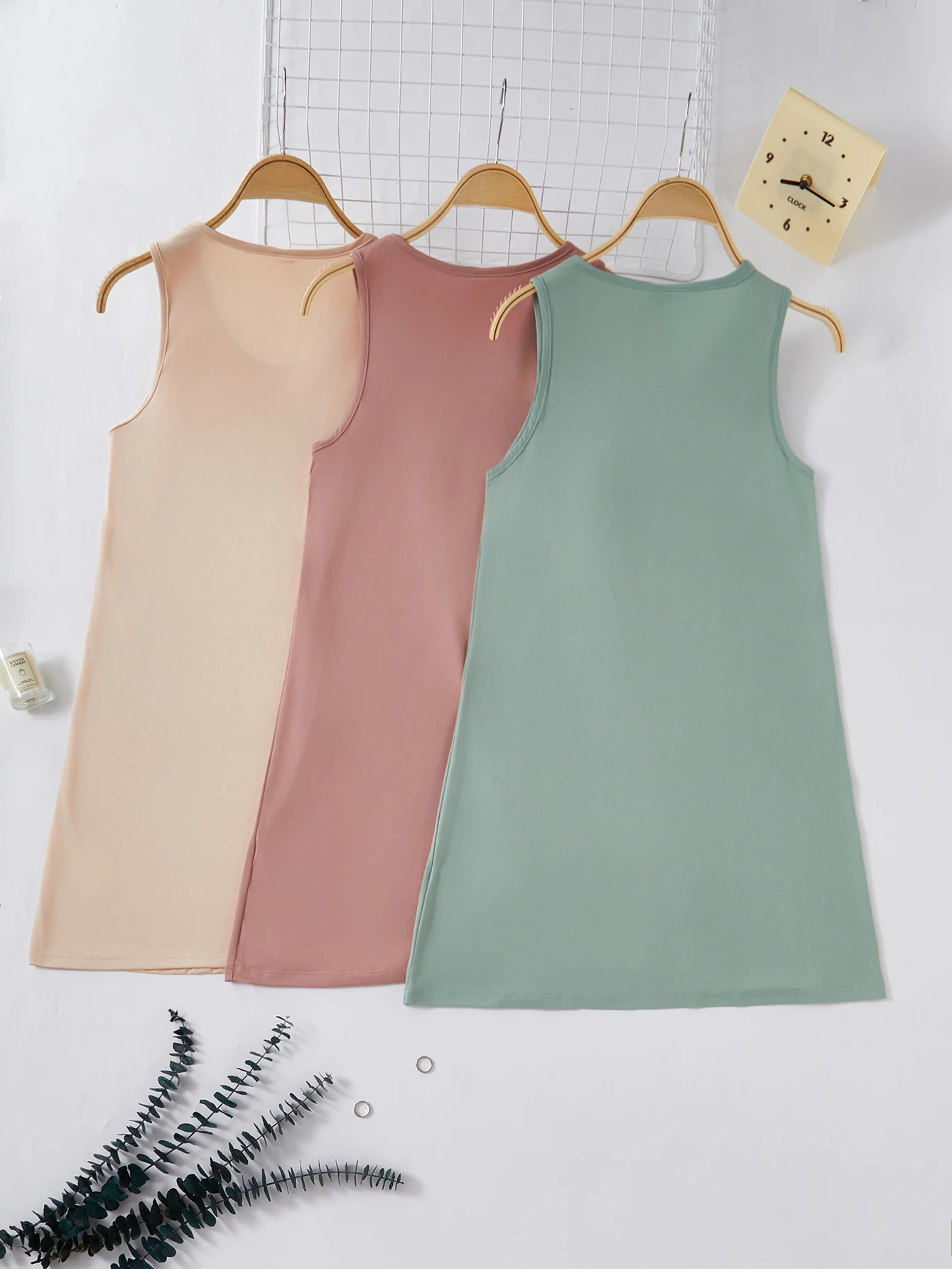 نمط جديد من ثوب النوم المكون من ثلاث قطع للنساء، فستان منزلي بسيط بدون أكمام بلون سادة، وتنورة قصيرة، وثير غير رسمي