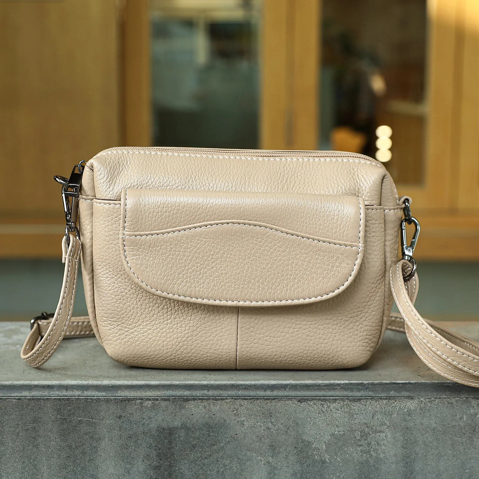 

Urban Explorer Women's Full-Grain Leather Crossbody - Slim Sling Bag for Daily Commute & Outdoors, Anti-Theft Mini Square Purse