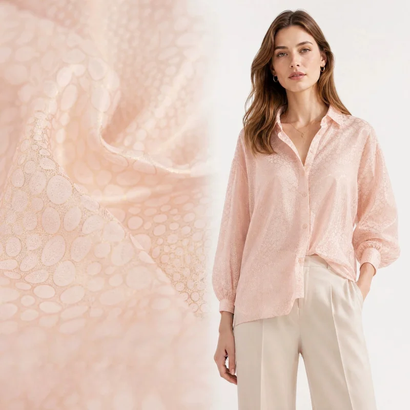 Tela de gasa semitransparente de color rosa claro con patrones irregulares estampados en oro para vestidos, camisas y prendas de diseño Hanfu.