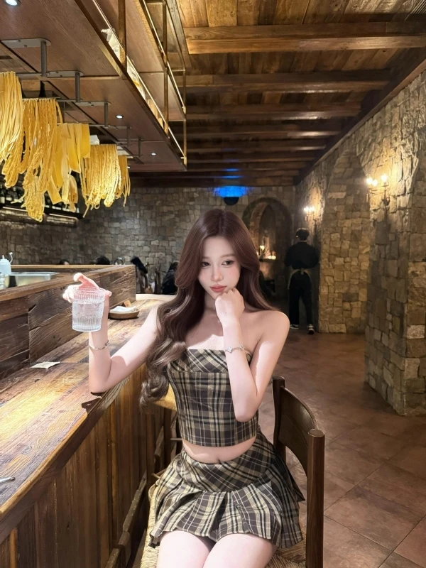 

Летний винтажный сексуальный комплект из двух предметов: топ с уникальным дизайном и облегающая юбка в клетку, модный короткий рукав для женщин.