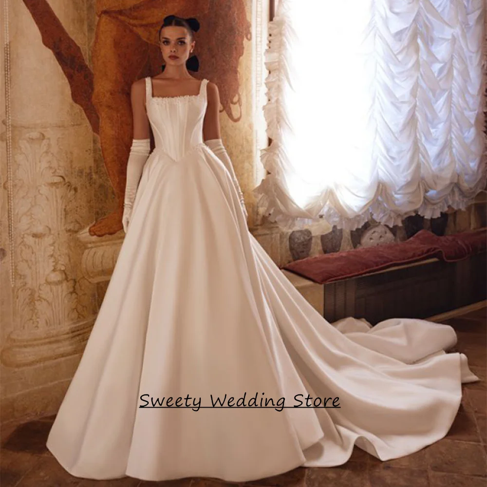 Maßgeschneidertes Hochzeitskleid Neuankömmling Quadratischer Ausschnitt Ärmellos Perlen Schleppe A-Linie Satin Brautkleid Reißverschluss am Rücken