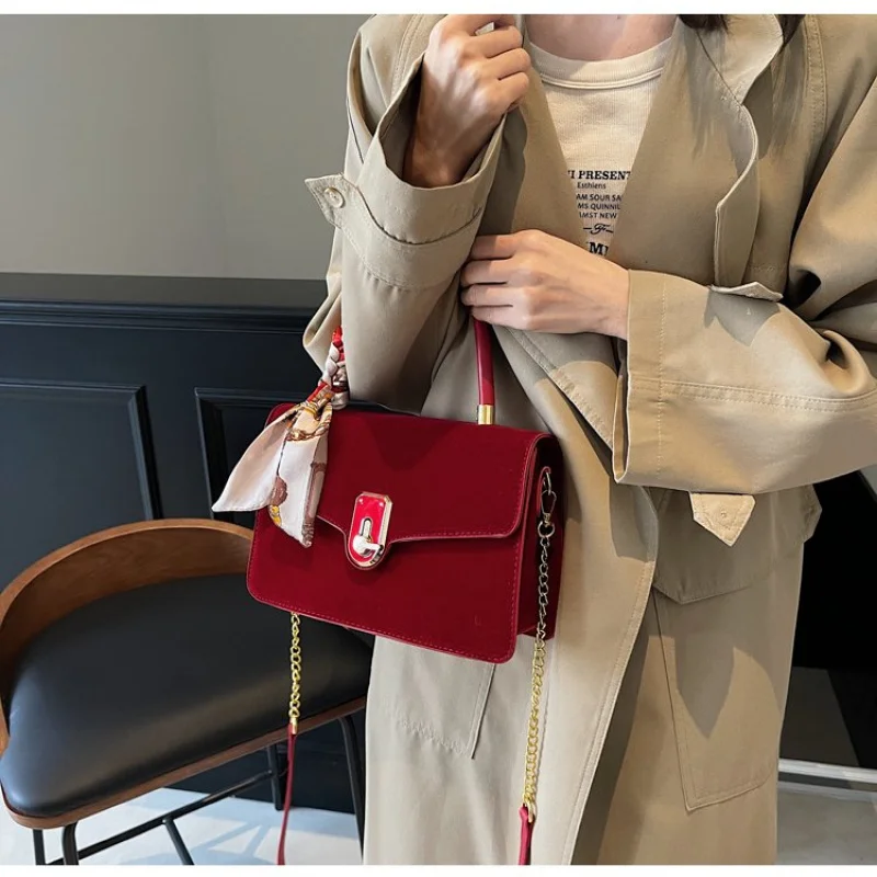 

Женская сумка-мессенджер из нубуковой кожи, повседневная, в Париже, аккуратная, просторная, мягкая, повседневная, в современном стиле ​