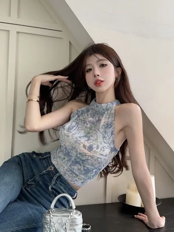 Gilet sottile sexy con scollo all'americana per le donne che indossano bretelle corte stampate tie-dye senza maniche con ragazze calde all'interno