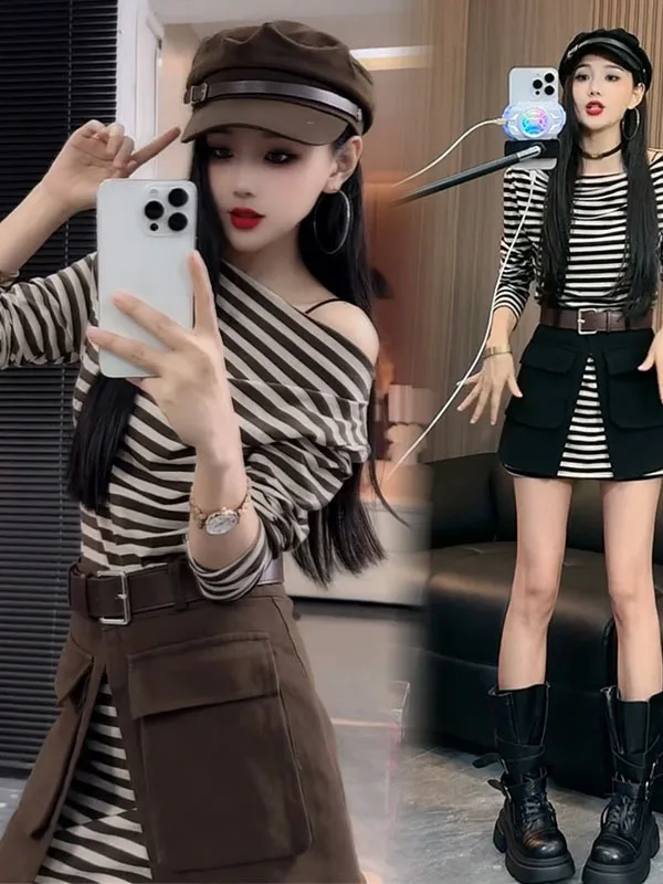 

Модный комплект из двух предметов: платье с длинным рукавом на одно плечо в полоску и фартук. Новинка осеннего сезона для женщин: дизайнерский ансамбль в студенческом стиле.