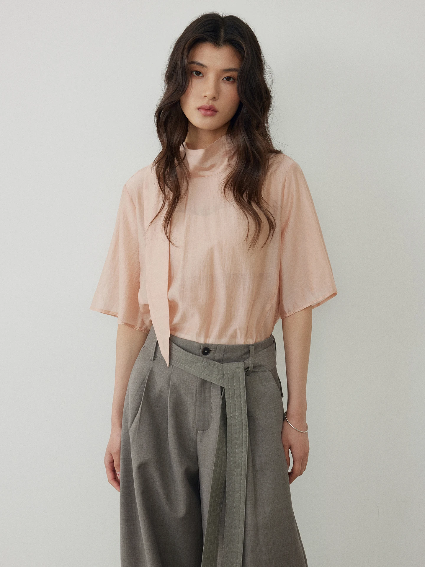 

Женская летняя свободная рубашка KEARA Pearl Lyrical с коротким рукавом, защита от солнца, полувысокий воротник, стандартный крой, смесовая ткань