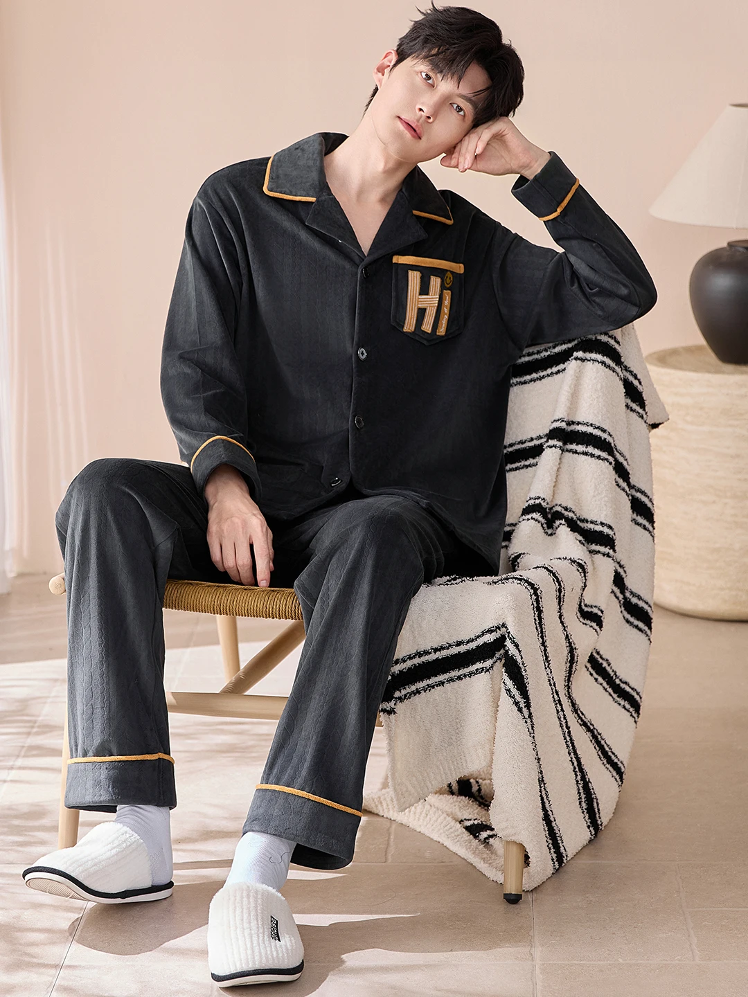 thickened-island-velvet-pajamas-set-for-men-high-warmth-home-clothes-long-sleeve-long-pants-comfortable-soft-velvet-fabric