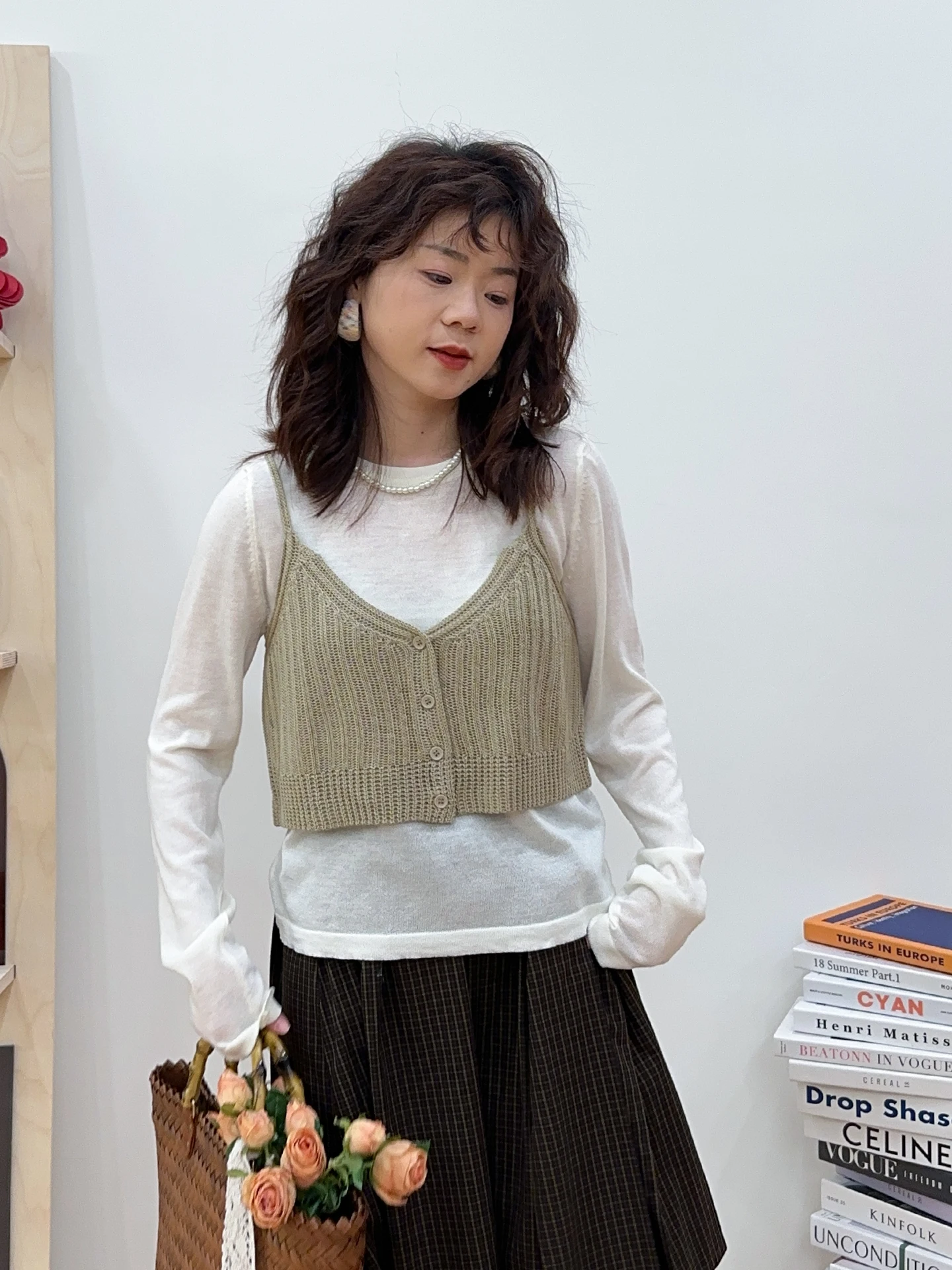 

Мягкий вязаный комплект из топа и шорт с цветными блоками для женщин: нежный стиль, длинный рукав, круглый вырез, дышащий, приятный для кожи, полиэстер.