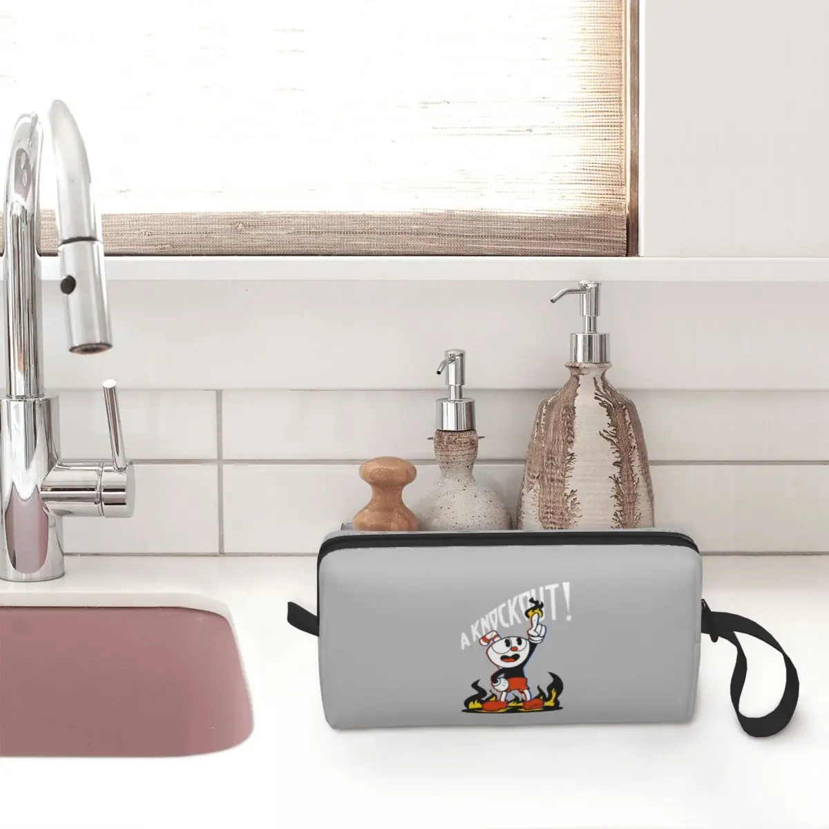 It's A Knockout Cuphead bolsa de maquillaje bolsa de cosméticos grande hombres mujeres juego Mugman Cup Mouse Cartoon Animation Gamer Toiletry Bag