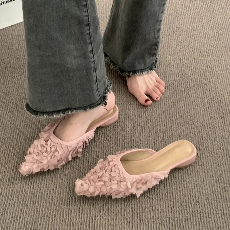 Fantazyjne kwiatowe koronkowe pantofle bez pięty kobieta marka projekt szpiczasty nosek Slip-on sandały damskie eleganckie różowe kwiatowe slajdy