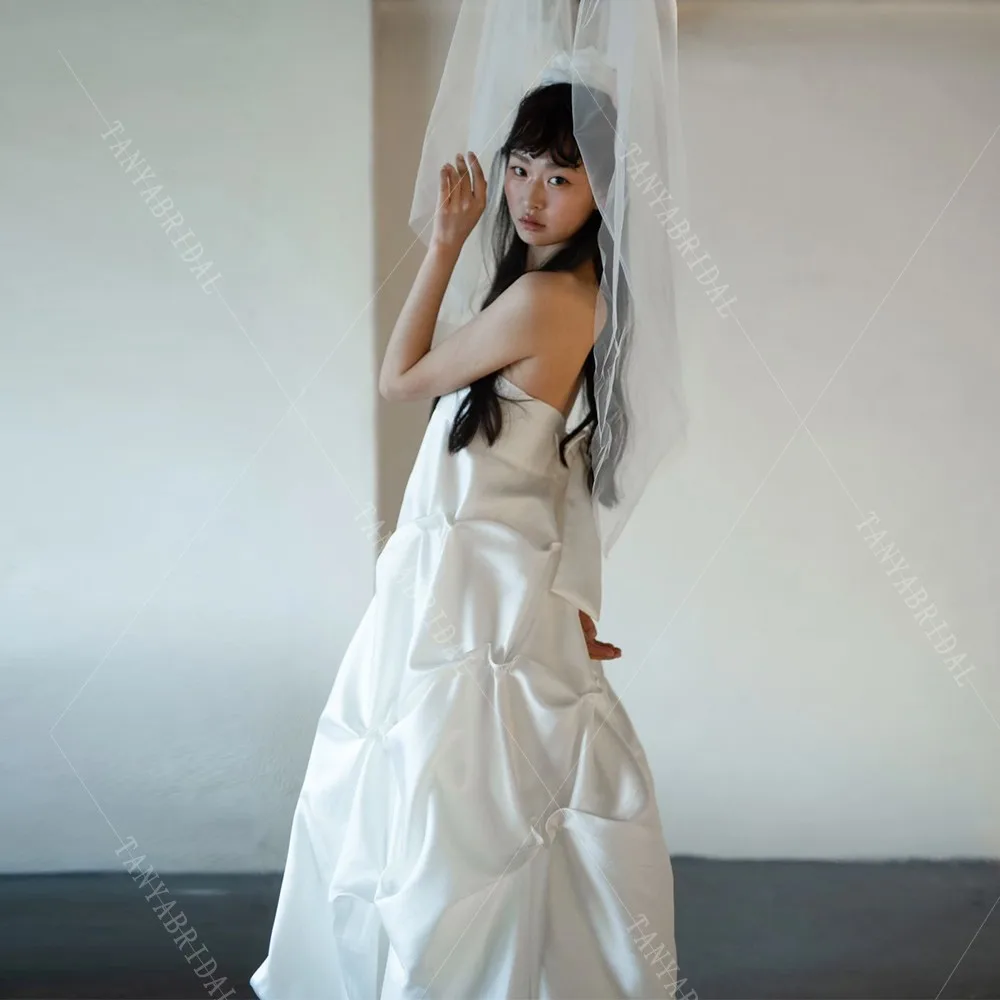 Trägerloses Satin-Brautkleid, ärmellos, A-Linie, Tee-Länge, schlichtes Hochzeitskleid, Outdoor, Garten, Braut-Fotoshooting-Kleid TSWD732