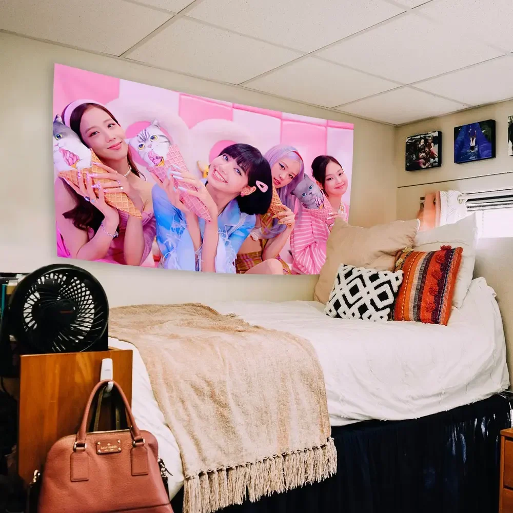 QyDeco Estetyczne gobeliny ścienne Kpop-Blackpink Printed Bedcrop Wiszące tkaniny Dekoracje sypialni lub akademika