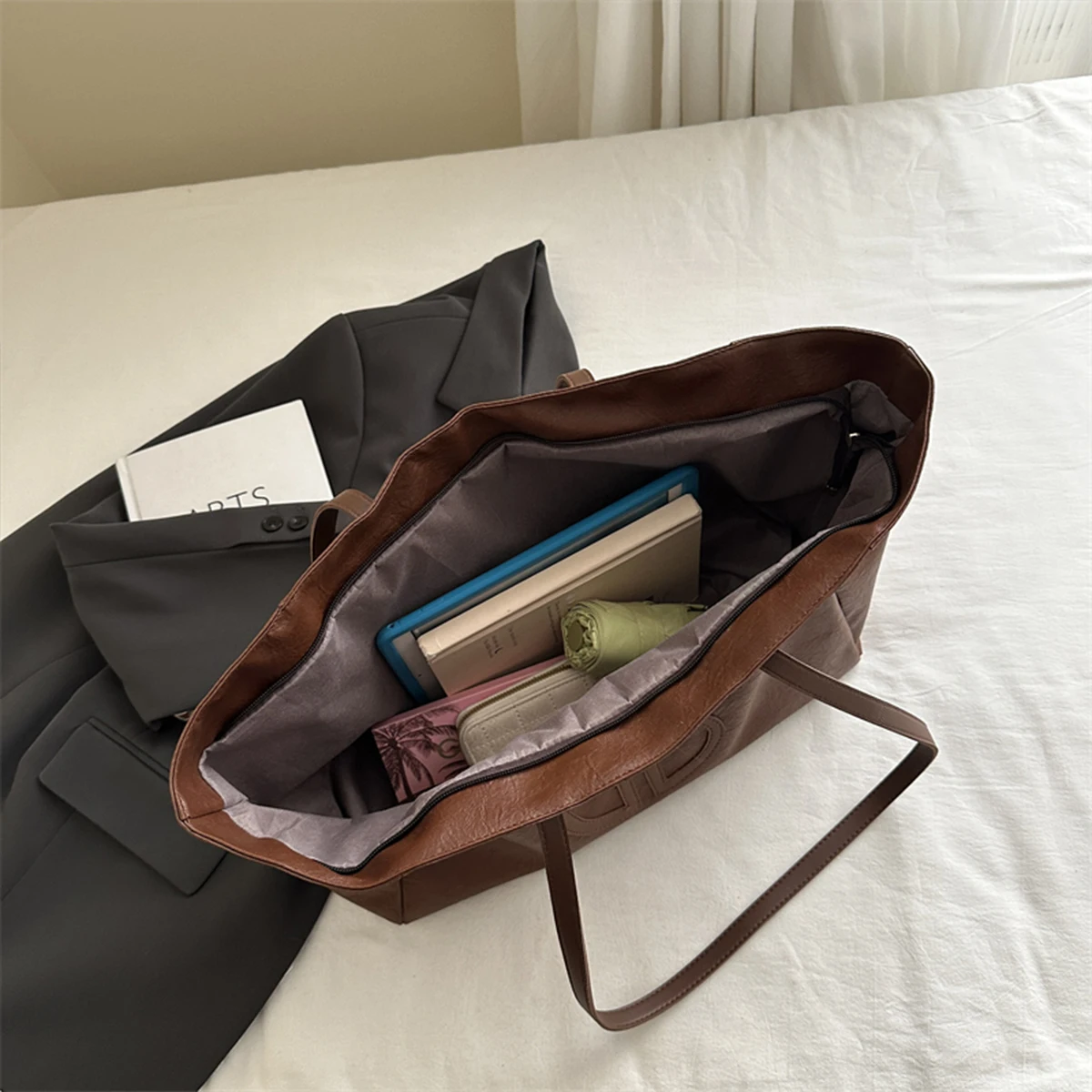 حقيبة يد نسائية عصرية بلون سادة من جلد البولي يوريثان بسعة كبيرة وشعار دائري مقاوم للماء وسحاب حقيبة كتف للاستخدام اليومي