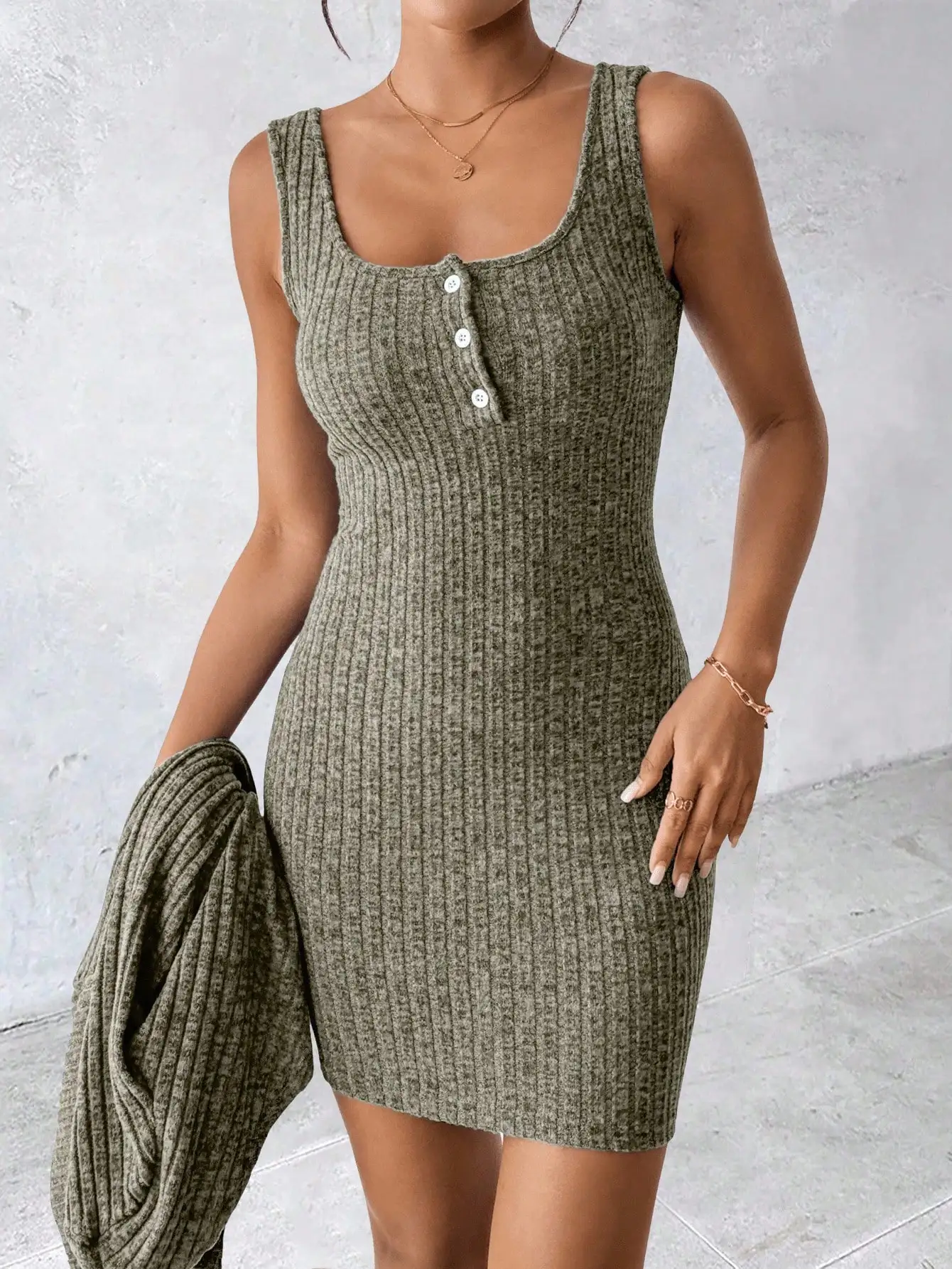 

Комплект: мини-платье из ребристой вязки на пуговицах и кардиган с открытыми плечами