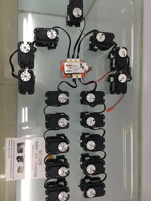 FEETECH SCS115 Servo robot in metallo AX-18A con rotazione di 300 gradi Coppia di 15 kg Include batterie Rotazione di 300 gradi Coppia di 15 kg