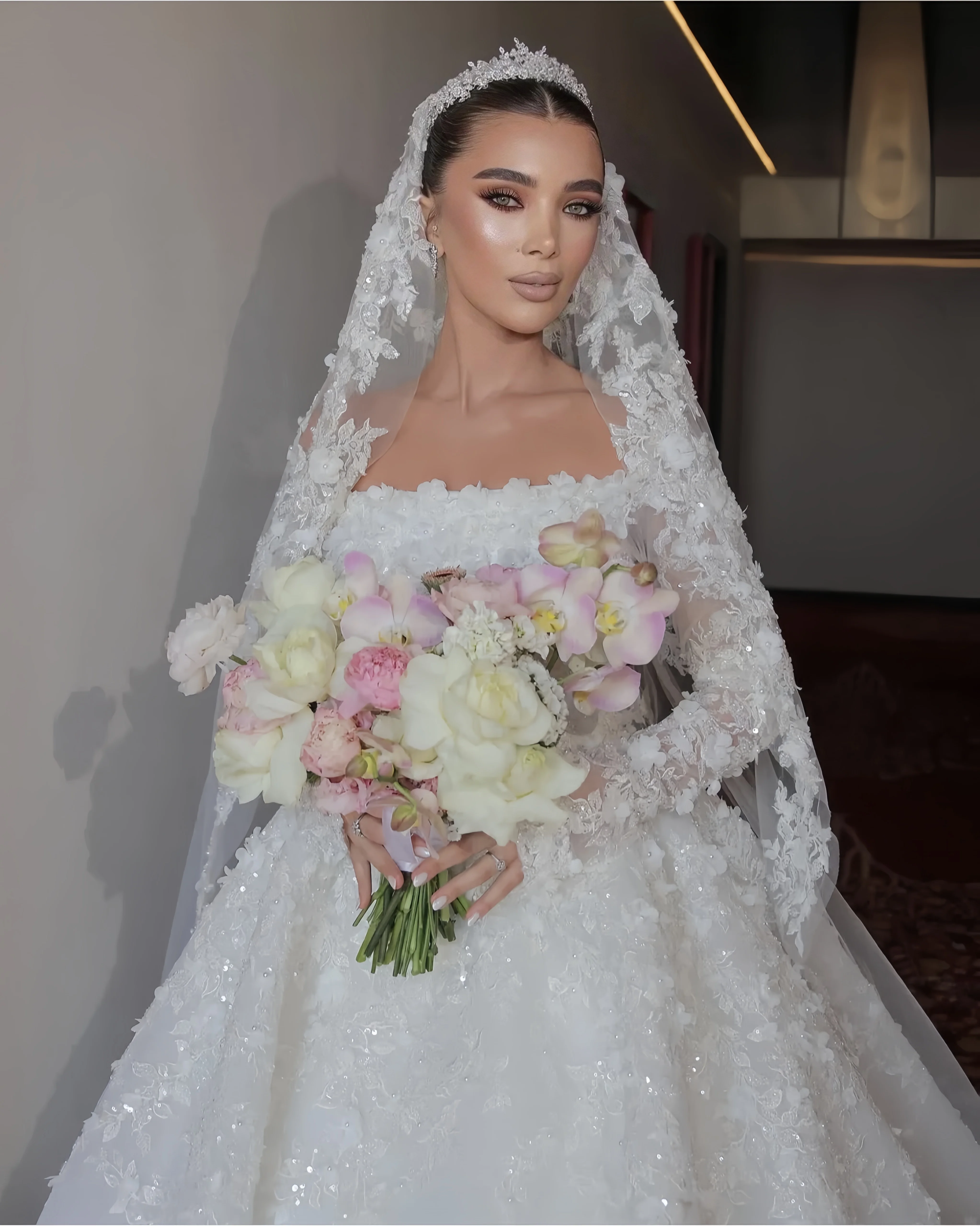 Customized  luxury wedding dress, round-neck, long-sleeved, decals, sequins, one-shoulder, off-the-shoulder princess dress, fron